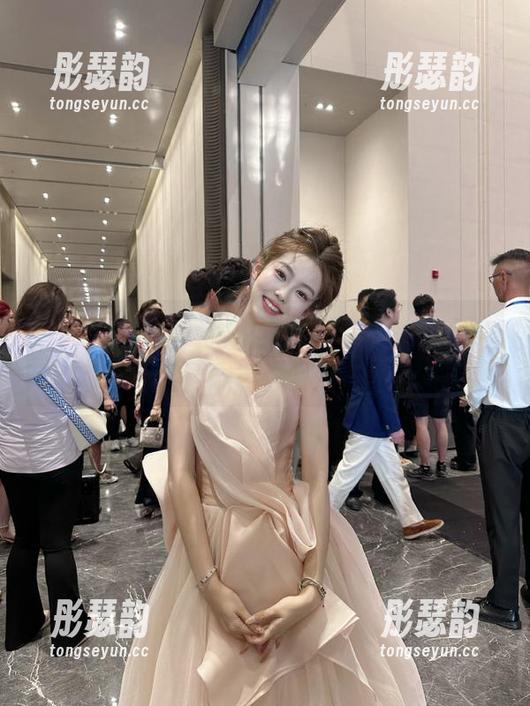 莫名其妙的8个爆料，17c吃瓜直达，黑料压倒无聊!