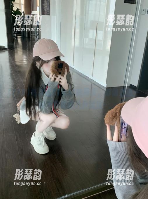 每次逛718.st的网页，都像走进一场不停转的八卦迷宫…